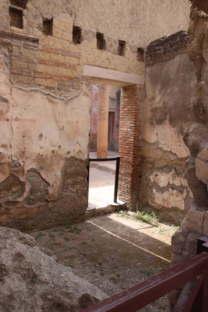 VI.28 Herculaneum, September 2019. Looking towards south-east corner.
The east wall has holes for support beams for an upper floor, and doorway into atrium.
Photo courtesy of Klaus Heese.